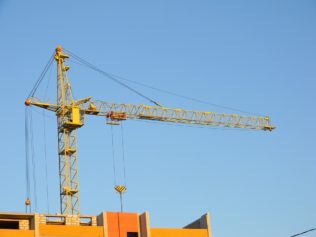 LA RESPONSABILIDAD DE LOS PROMOTORES INMOBILIARIOS Y DE LOS BANCOS Y CAJAS DE AHORROS POR LOS ANTICIPOS DE LOS COMPRADORES DE VIVIENDAS SOBRE PLANO O EN CONSTRUCCIÓN